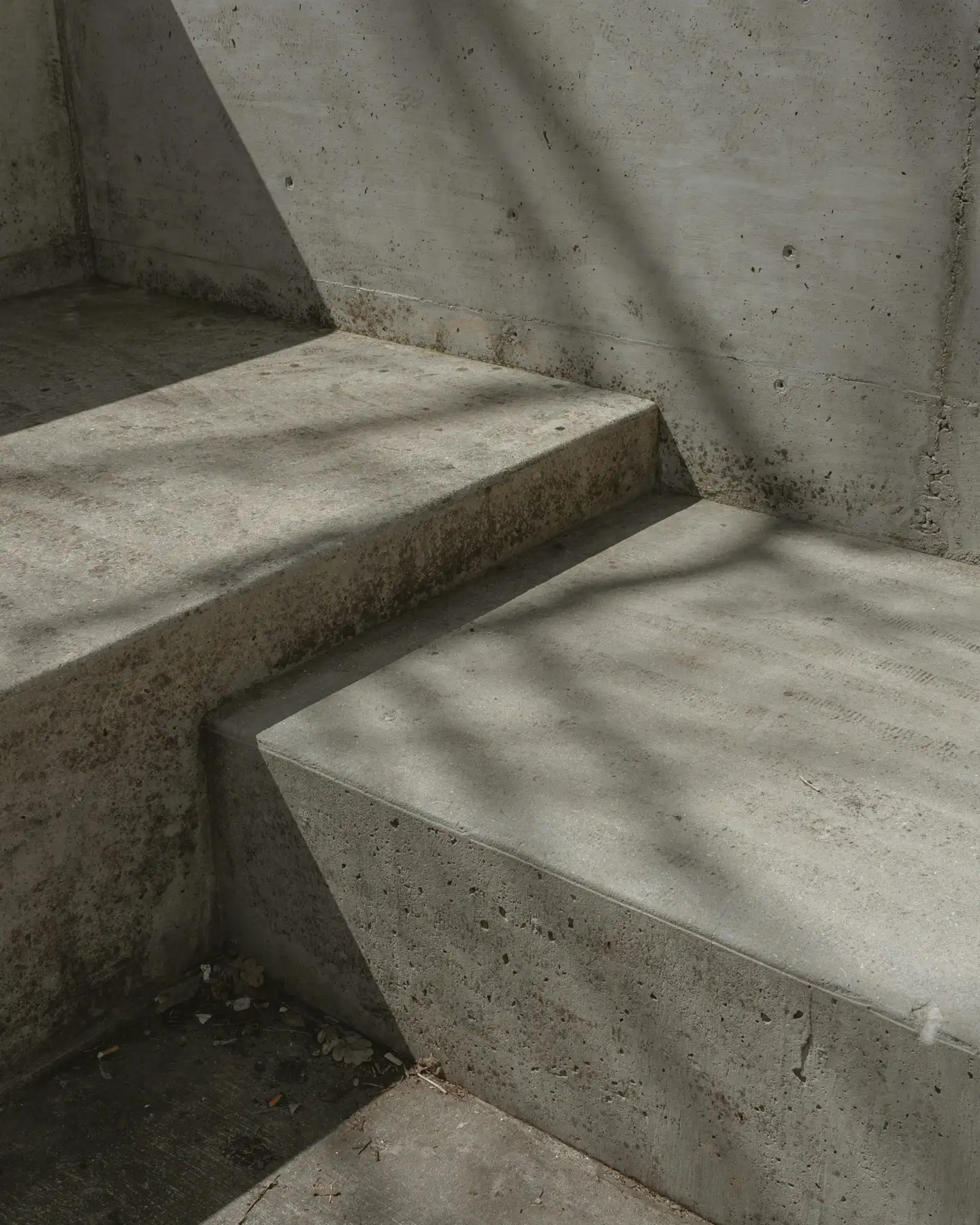 Betonstufen mit weichen Baumschatten