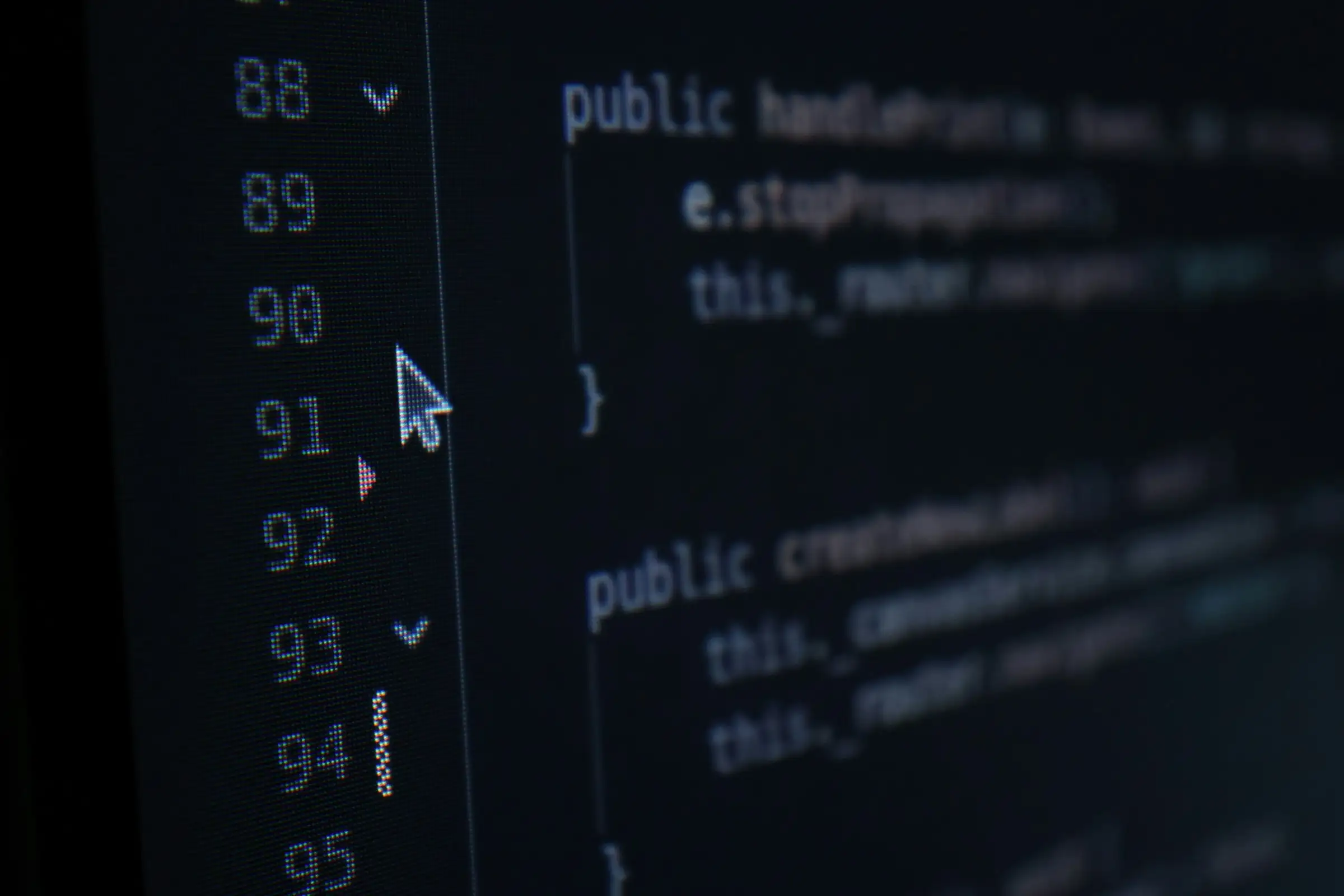 Nahaufnahme von Quellcode mit Zeilennummern auf einem dunklen Bildschirm